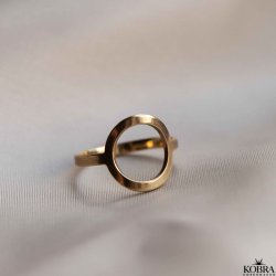 "Circus" handmade ring in gold with a small circle