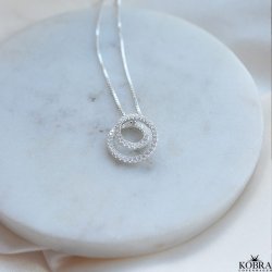 "Isobel" cirkelformet halskde i slv med klare zirkonia