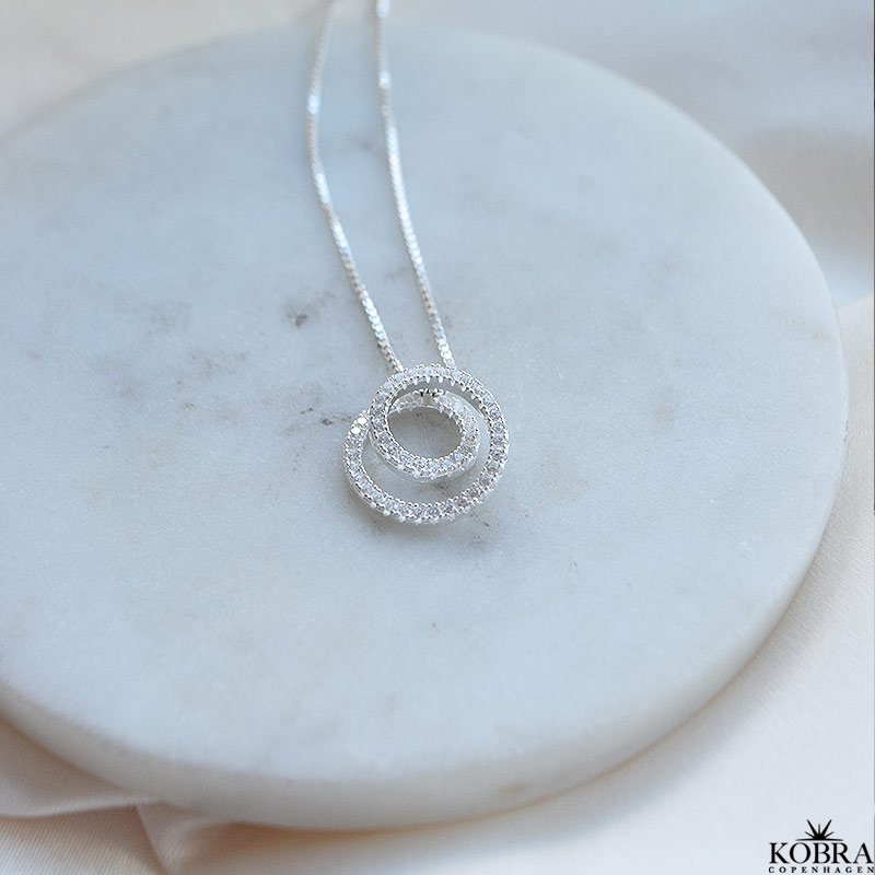 "Isobel" cirkelformet halskde i slv med klare zirkonia