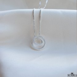 "Isobel" cirkelformet halskde i slv med klare zirkonia