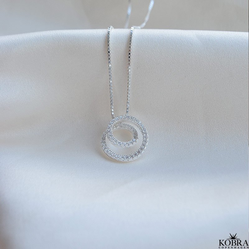 "Isobel" cirkelformet halskde i slv med klare zirkonia