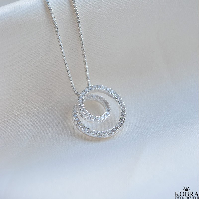 "Isobel" cirkelformet halskde i slv med klare zirkonia