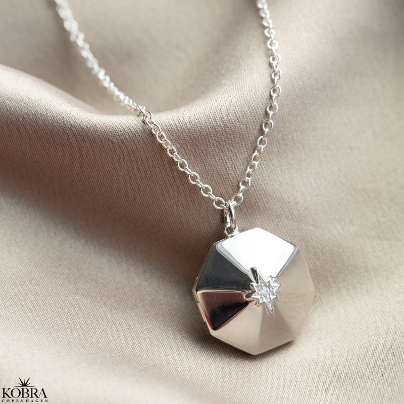 "Ciro" 8 kantet slvmedaljon med sten