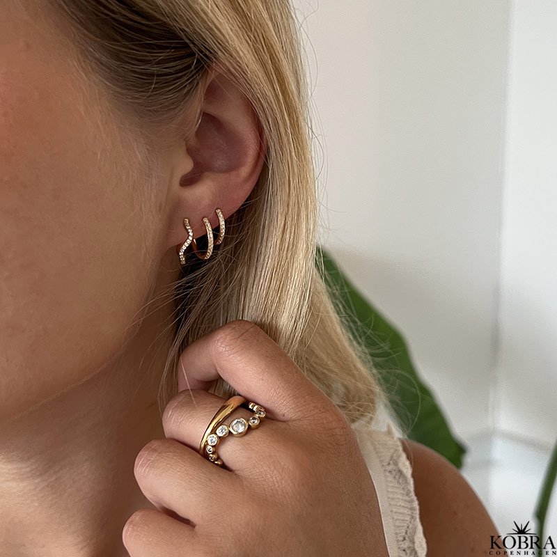 "Solenne" 18 karat forgyldt blget ring med hvide sten