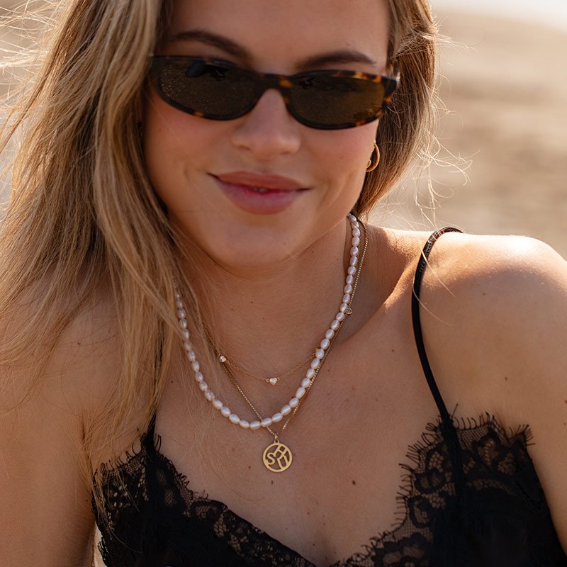 "Junie" guld halsk�de / choker med fine sm� hjerter