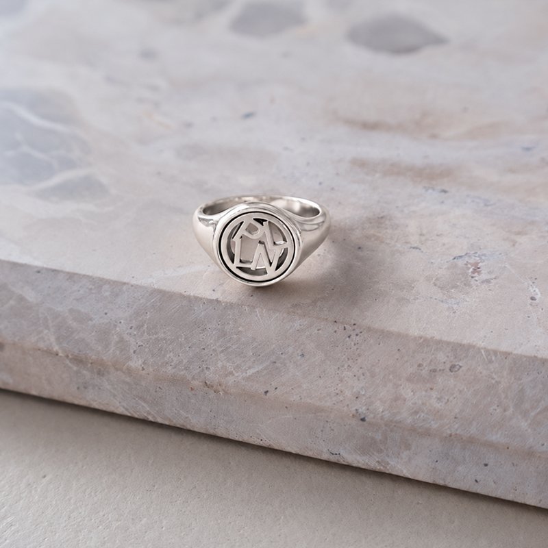 �Close To You� handgjord silver ring med dina bokst�ver