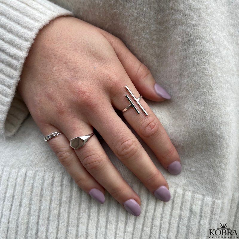 "Rivia" slv ring med hvid zirkonia og personlig gravering