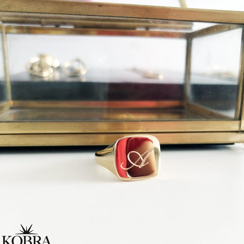 "London" Signet  ring with personalized engraving in 18 carat gold plated silver