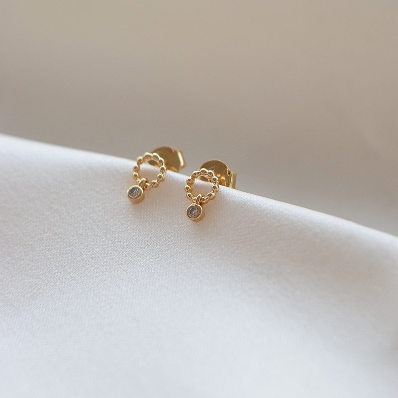 "Cordelia" sm� guld �reringe med vedh�ng