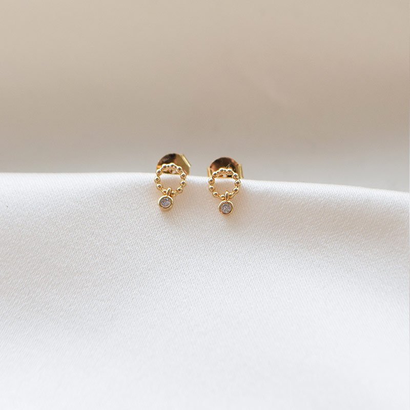 "Cordelia" sm� guld �reringe med vedh�ng