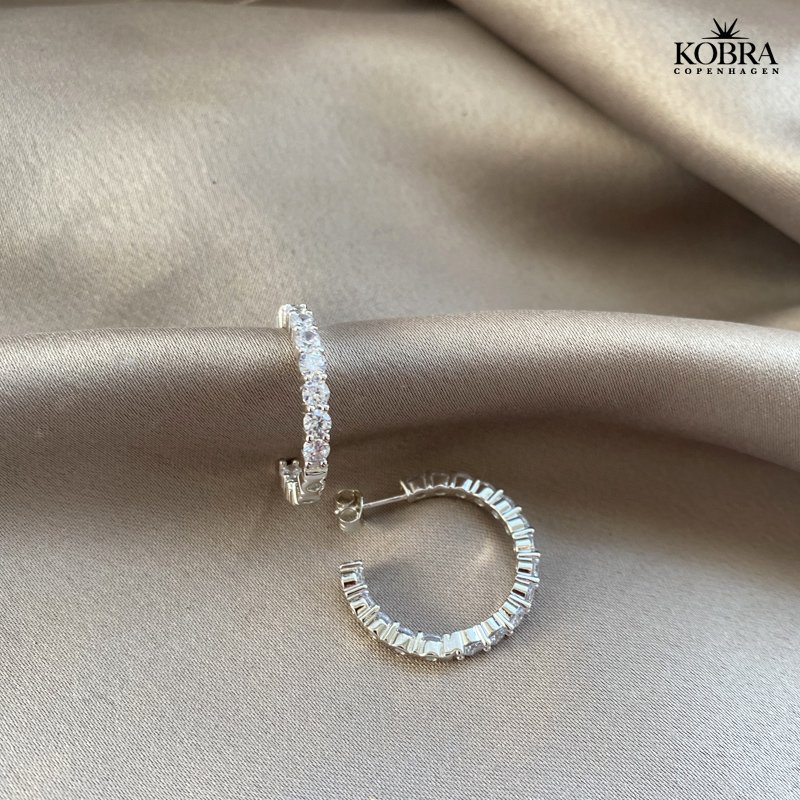 "Britney" Store hoops i slv  med hvide sten