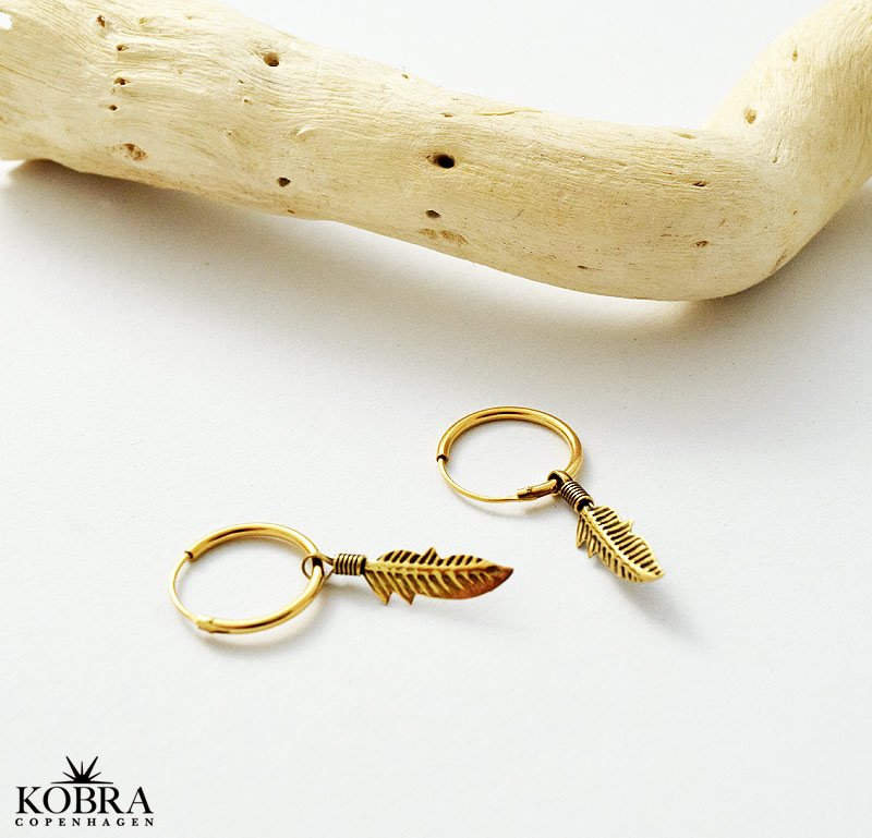 "Merle" gold earrings with small feathers