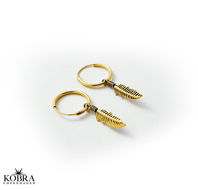 "Merle" gold earrings with small feathers