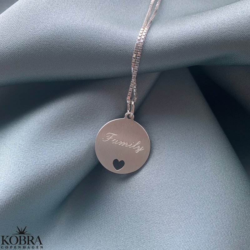 "Daphne" slv halskde / amulet med krydsgravering