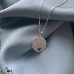 "Daphne" slv halskde / amulet med krydsgravering