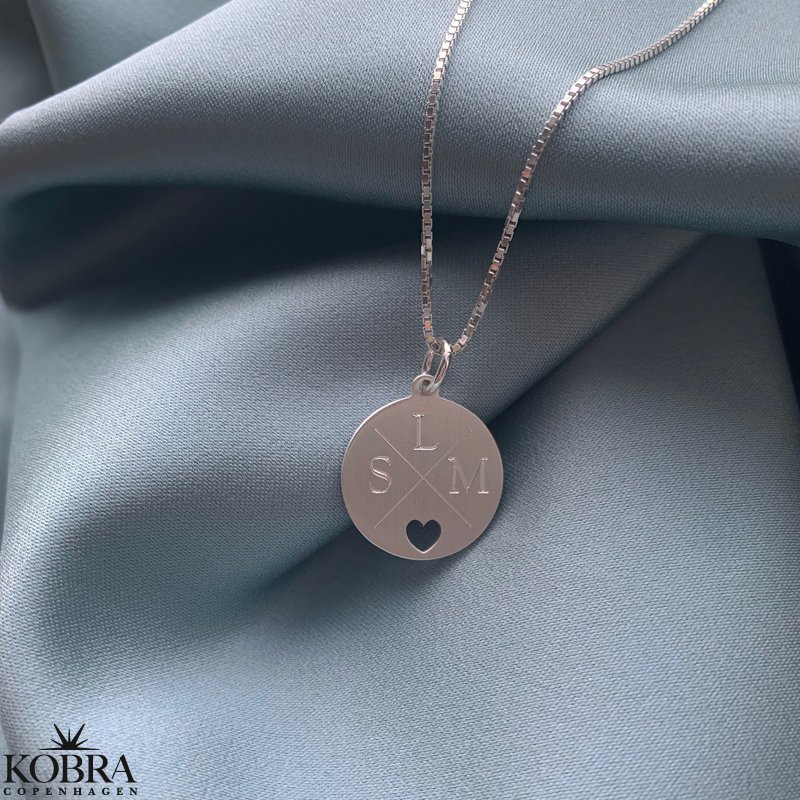 "Daphne" slv halskde / amulet med krydsgravering