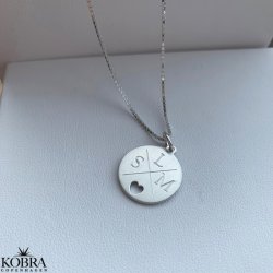 "Daphne" slv halskde / amulet med krydsgravering