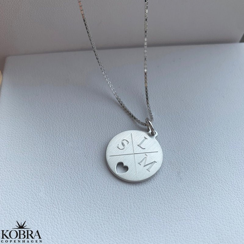 "Daphne" slv halskde / amulet med krydsgravering