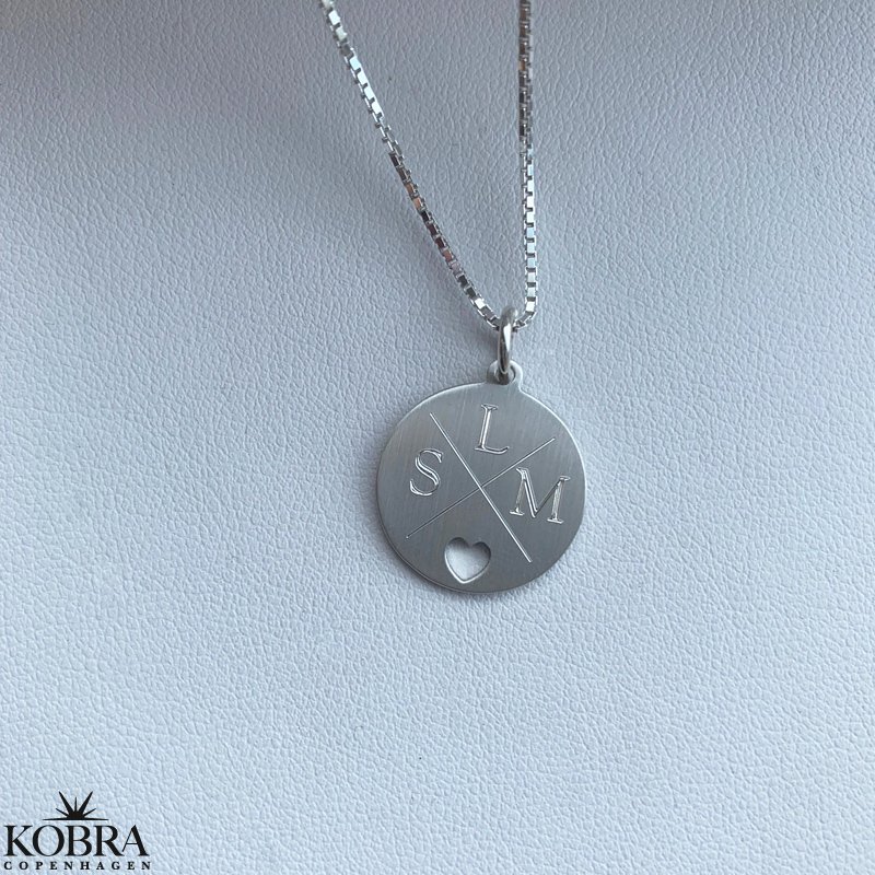"Daphne" slv halskde / amulet med krydsgravering