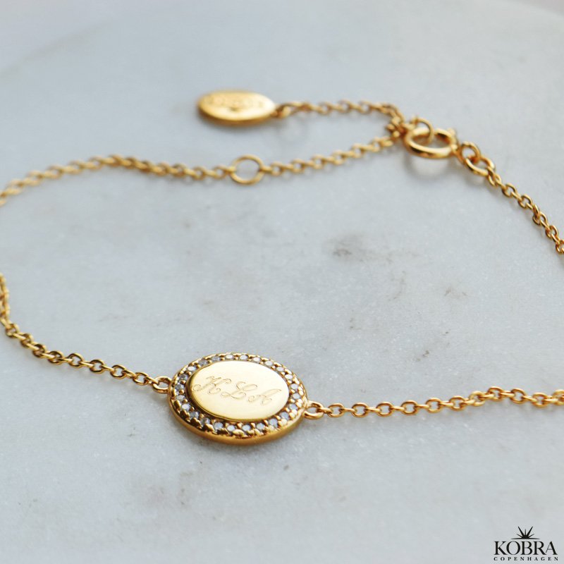 "Dazzling" guld armbnd med sten og gravering