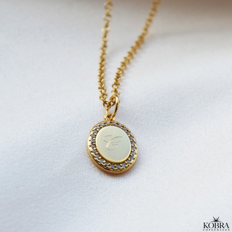 "Dazzling" guld halskde med sten og gravering