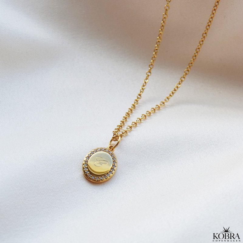 "Dazzling" guld halskde med sten og gravering