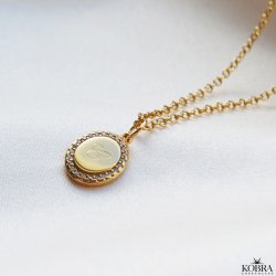 "Dazzling" guld halskde med sten og gravering