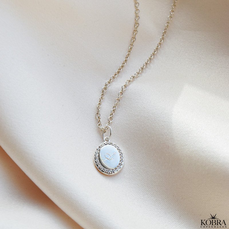 "Dazzling" slv halskde med sten og gravering