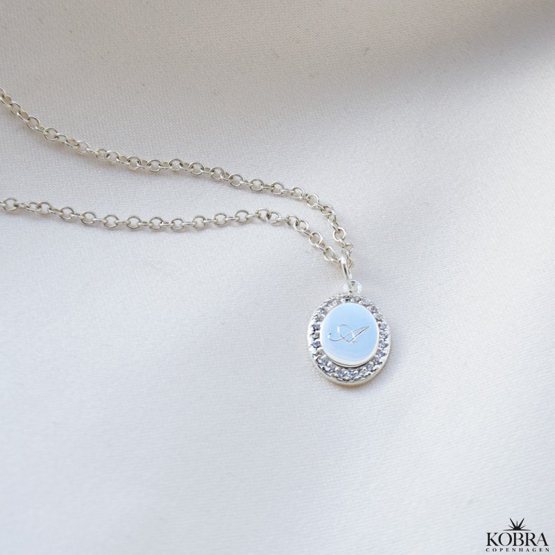 "Dazzling" slv halskde med sten og gravering