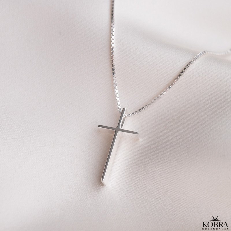 "Debora" slv halskde med lille kors