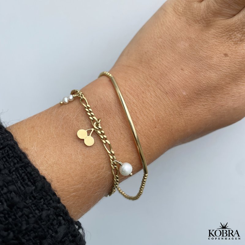 "Carly" Armbnd med tynd plade og sm guldkugler