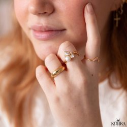 "Magda" guld ring med hvide sten samt gte hvid ferskvandsperle