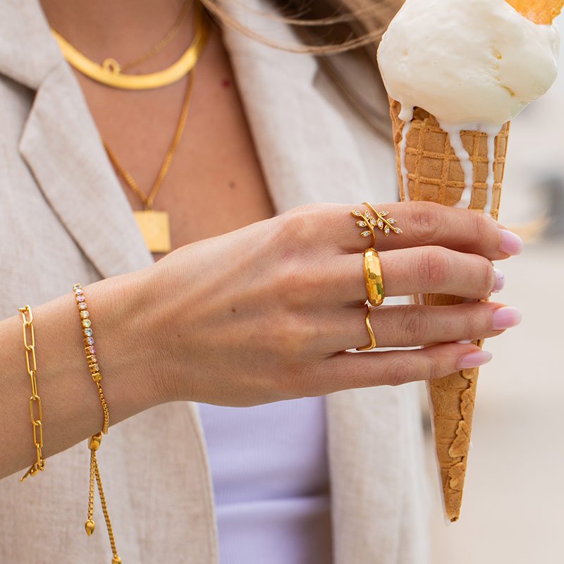 "Sway" enkel b�lget guld ring