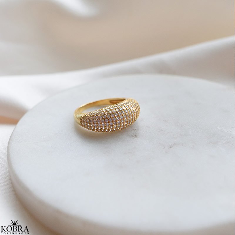 "Domino" pav dome ring i 18k forgyldt sterling slv med zirkonia