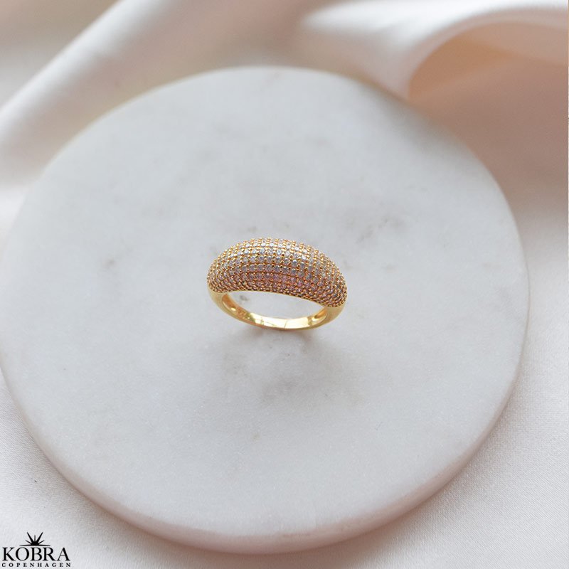 "Domino" pav dome ring i 18k forgyldt sterling slv med zirkonia