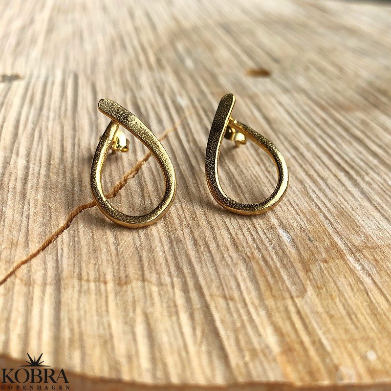 "Adalind" drbeformet 18k guld reringe i sandblst design