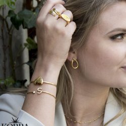 "Adalind" drbeformet 18k guld reringe i sandblst design