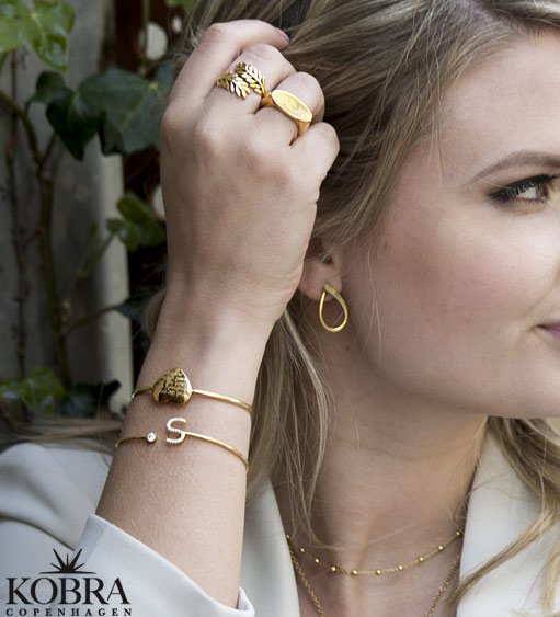 "Adalind" drbeformet 18k guld reringe i sandblst design