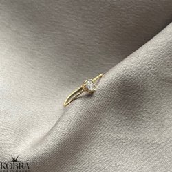 "Tillies" guld ring med drbeformet hvid sten