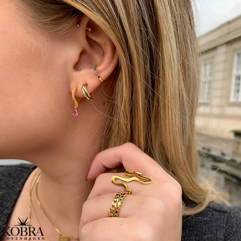 "Raindrop" sm guld hoops med farvet og drbeformet sten