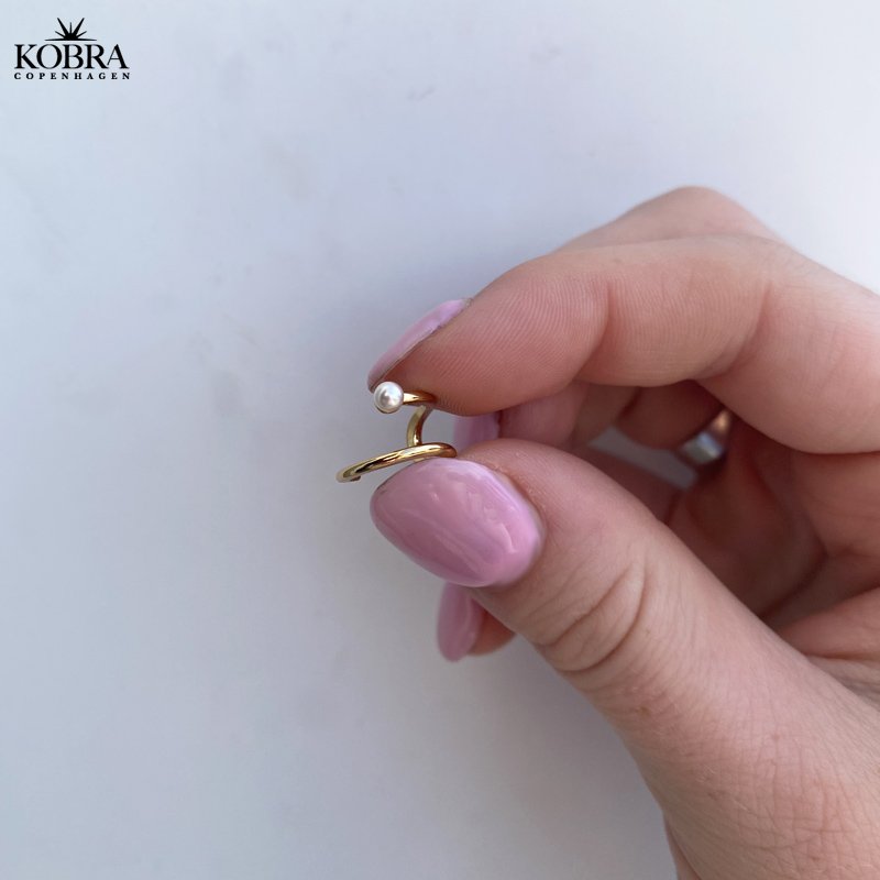 "Clay" earcuff i guld med perle