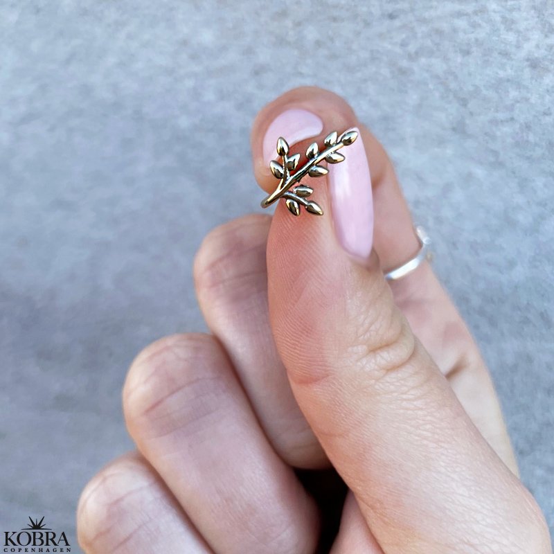 "Hikkori" blad earcuff i guld