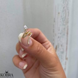 "Snakey" guld ear cuff med hvide sten