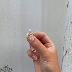 "Snakey" guld ear cuff med hvide sten