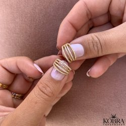 "Shine" stor earcuff i guld med hvide sten