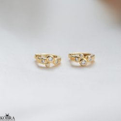 "Lily" guld hoops med hvide sten