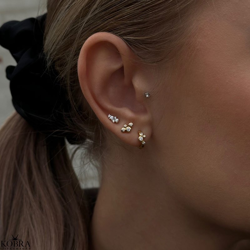 "Lily" guld hoops med hvide sten