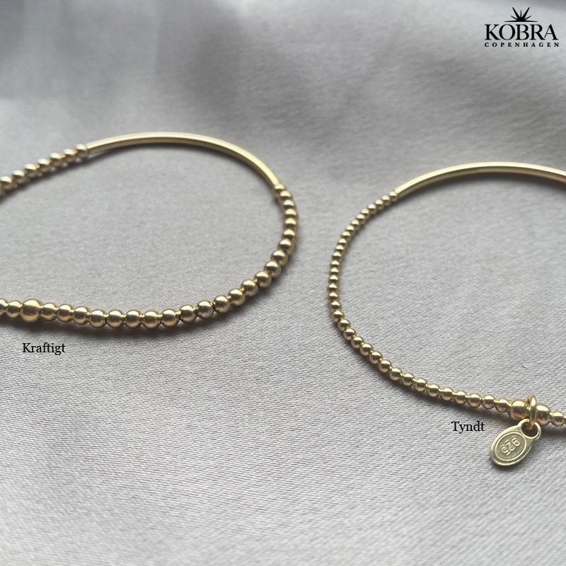 "Carly" Armbnd med tynd plade og sm guldkugler