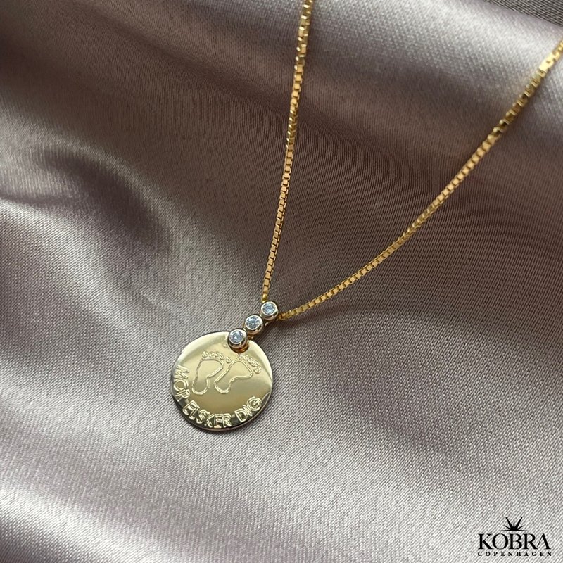 "Edgy Sunday" guld halskde med sten inklusiv gravering