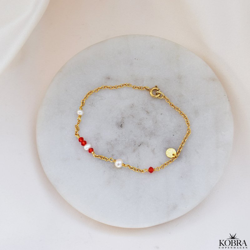 "Elina" guld armb�nd til studenten med r�de og hvide perler